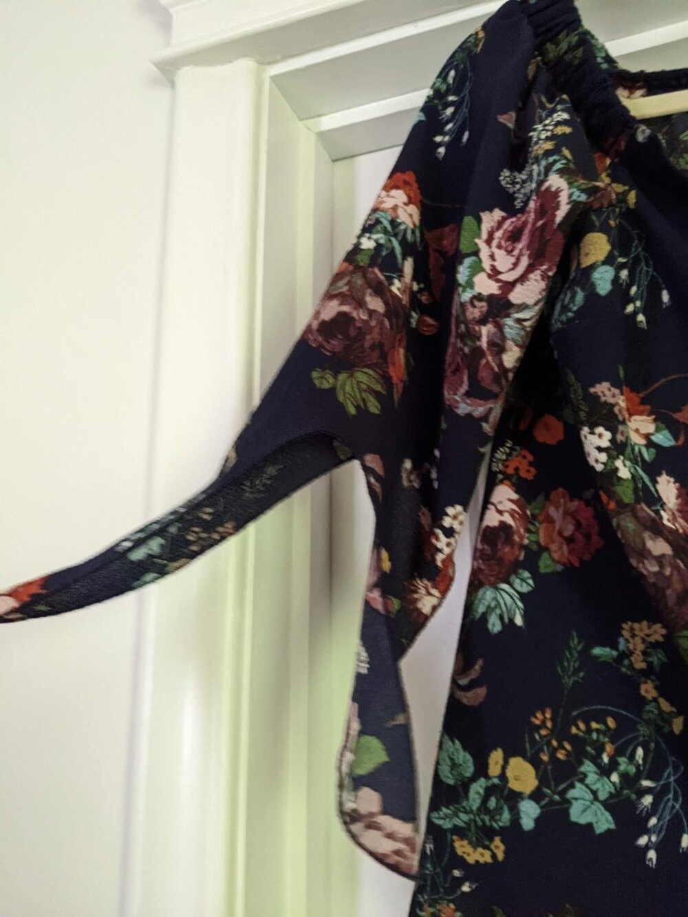 Very PRETTY Versatile Navy/Floral Blouse by MOIETY, Sz M - Picture 2 of 5